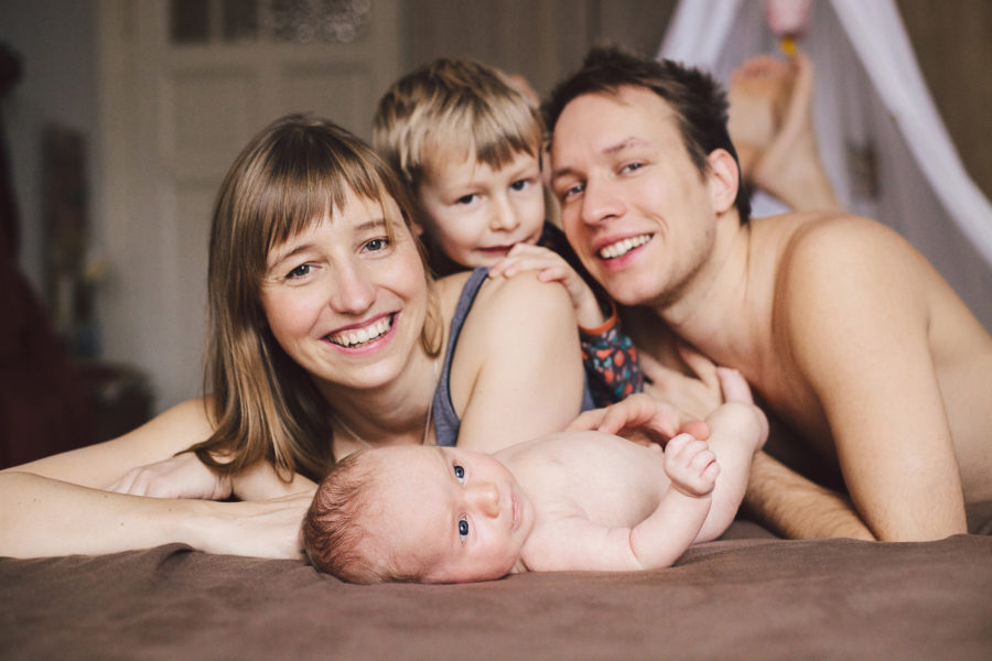 glücklich lachend Familie mit Kleinkind und Baby